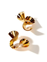 Load image into Gallery viewer, Gold Swirl Earrings B21S2
