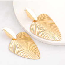 Load image into Gallery viewer, Gold Pattern Leaf Earring - GW
