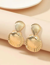 Load image into Gallery viewer, Gold Shell Earrings - B3S3*
