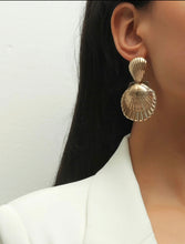 Load image into Gallery viewer, Gold Shell Earrings - B3S3*
